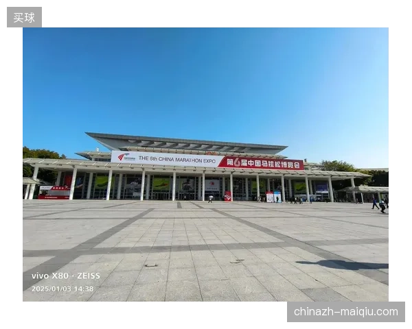 厦门环岛路马拉松凭借专属视觉符号纠偏国内路跑赛事设计趋同弊病